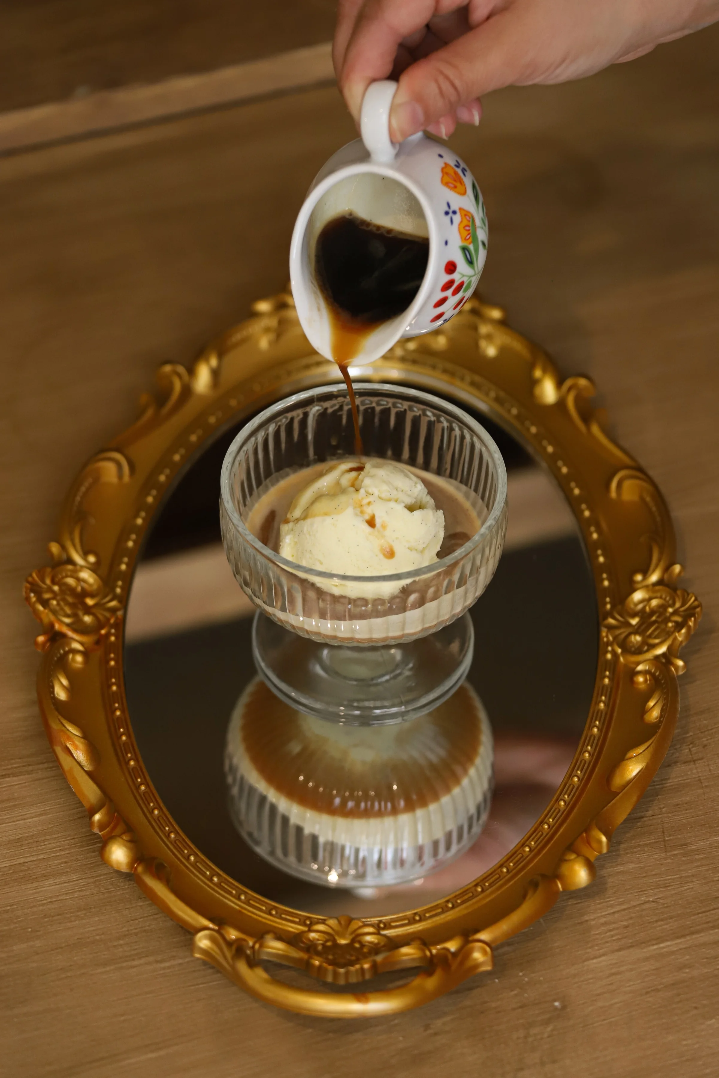 Café versé sur une glace
