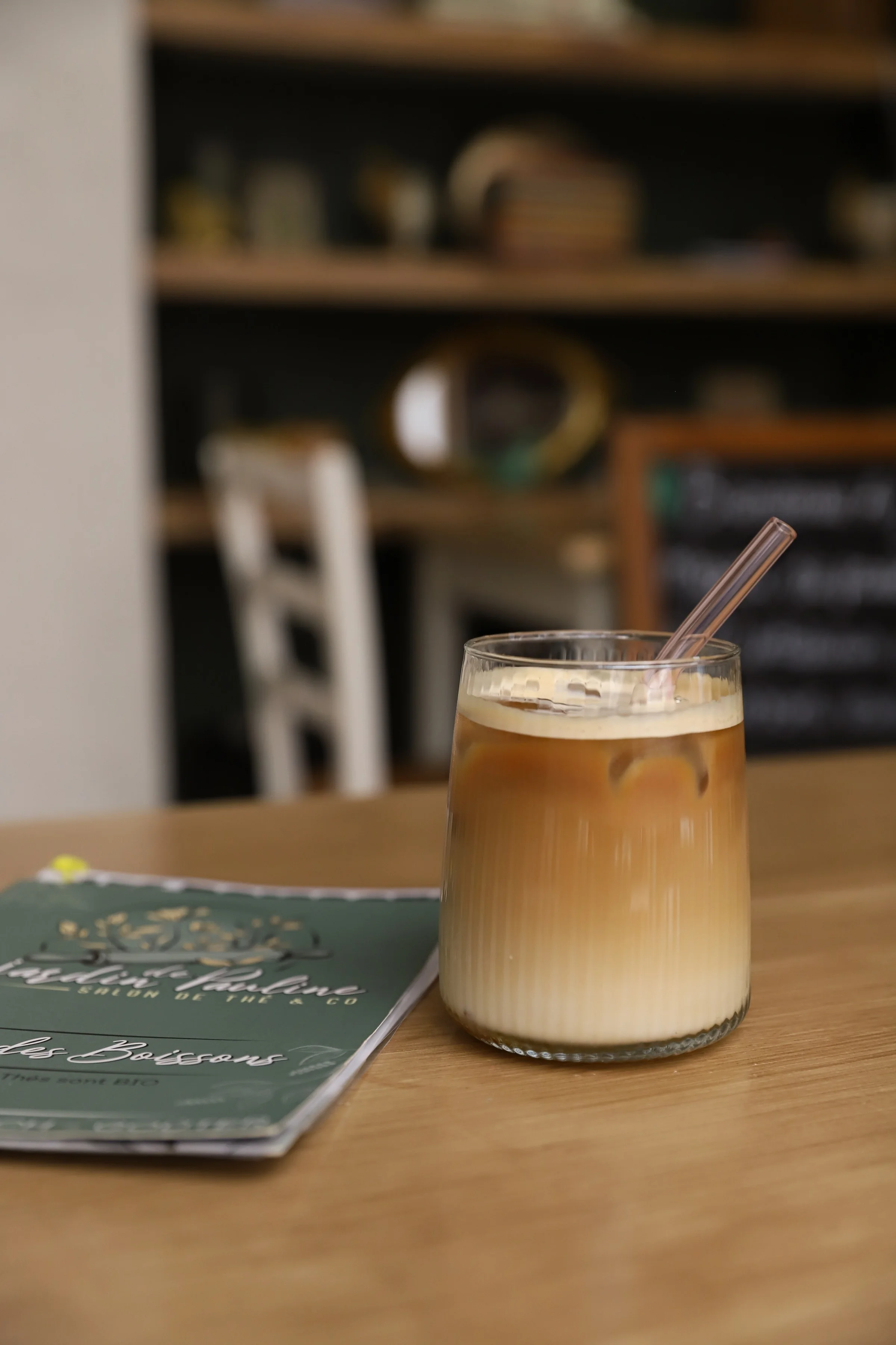 Latte glacé servi au salon