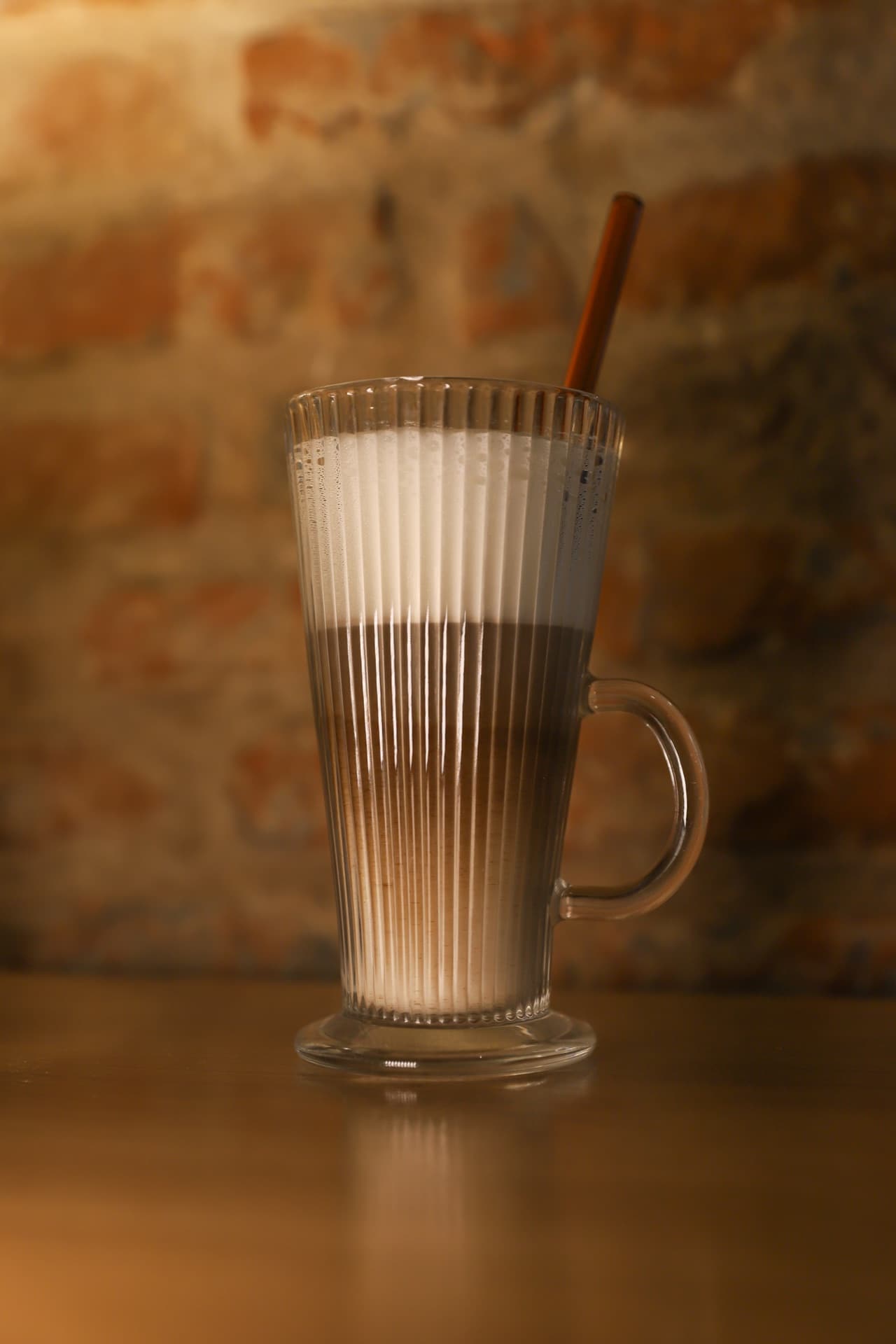 Boisson au lait maison servie dans un grand verre strié