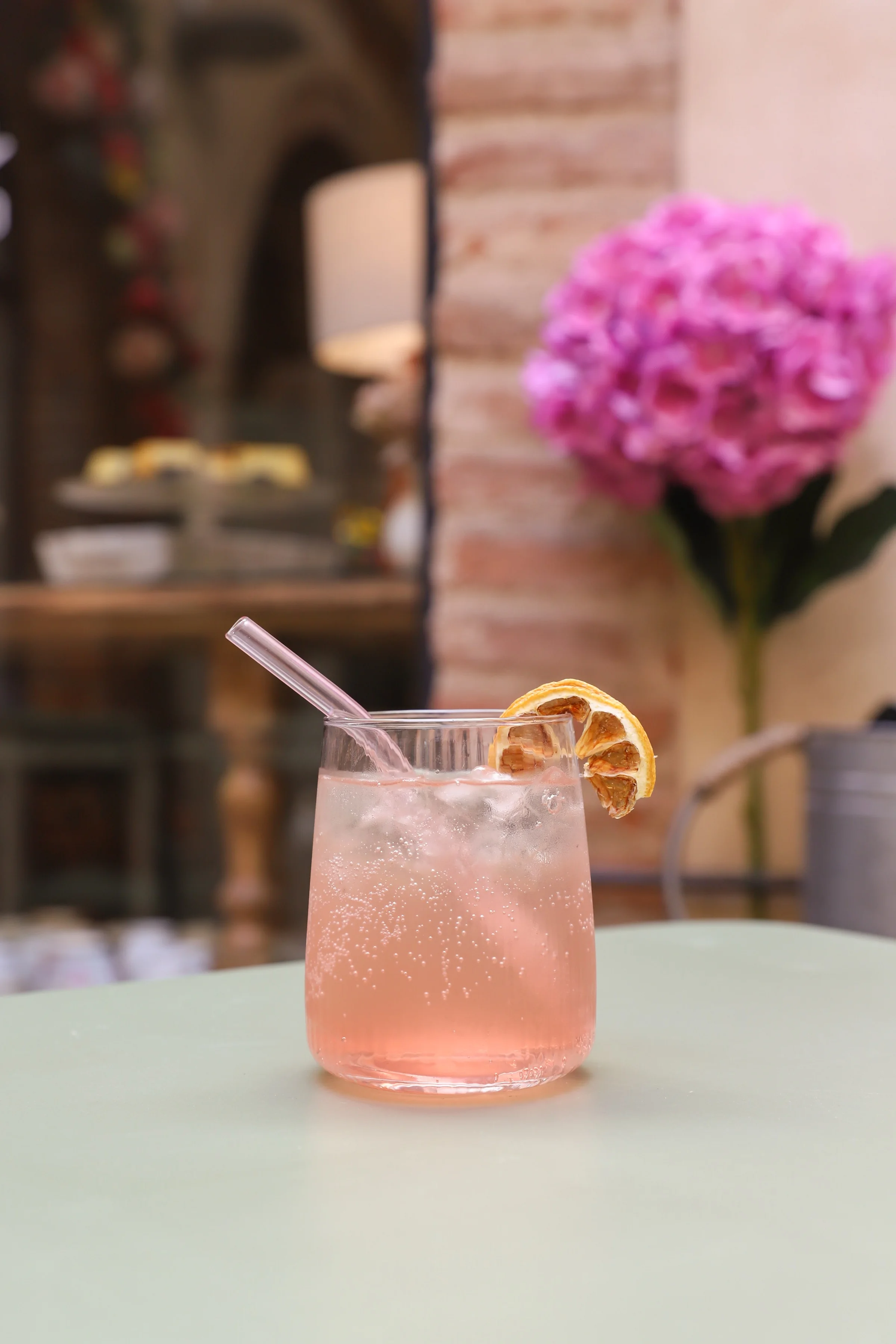 Boisson rose fraîche avec tranche de citron