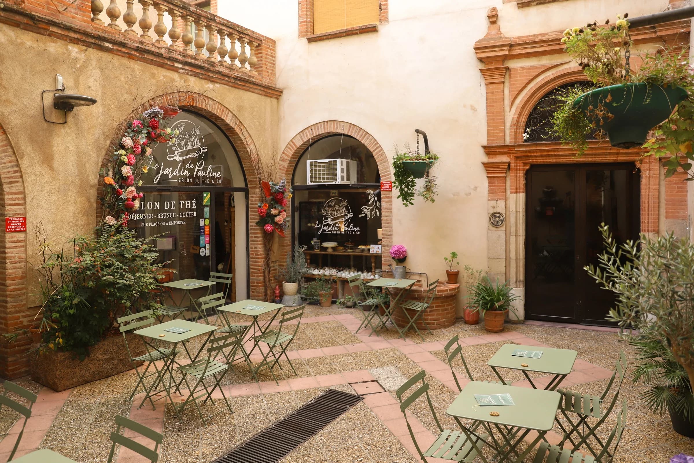 La cour fleurie et les tables du Jardin de Pauline